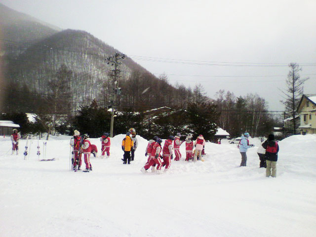 本日は雪が降っています。